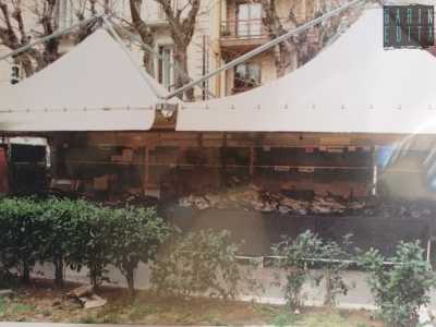 Anche questo negozio risulta completamente rifatto: da un gazebo bianco...